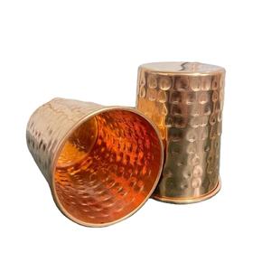 Vaso de cobre con borde liso, detalles artesanales y estética vintage, ideal para entornos domésticos naturales. - Product Image 1