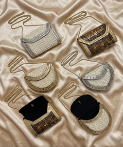 Bolso de mano tipo clutch de noche para mujer, estilo indio, con adornos metálicos Kundan. - Product Image 1