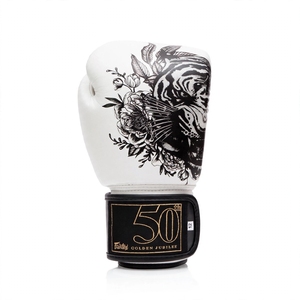 Gants de boxe Fairtex en cuir blanc, nouvelle collection, très demandés, avec fermeture auto-agrippante et sangles réglables pour le kick-boxing et les arts martiaux. - Product Image 5