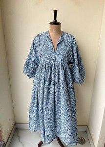 Vestido midi de algodón estilo bohemio azul con estampado de mano, mangas abullonadas, cuello anudado, corte holgado, informal, de verano para mujer. - Product Image 5