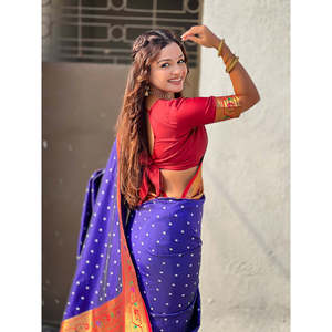 Sari de seda de fusión Paithani Bandhani violeta con tejido Zari de Elite Weaves, Pallu Meenakari y blusa a contraste - Product Image 3