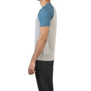 เสื้อยืดคอกลมแขนสั้นทรงปกติผ้าคอตตอนเจอร์ซีย์สีเทา-น้ำเงินสำหรับผู้ชาย ดีไซน์บล็อกสีเรียบง่าย สวมใส่สบาย - Product Image 4