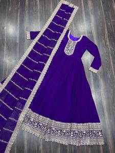 Collections de robes Anarkali en tissu imitation fleurie pour les mariages et les festivals indiens, avec de riches sequins et broderies. - Product Image 5