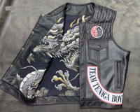 Veste en cuir sans manches de style motard avec poches sur la poitrine