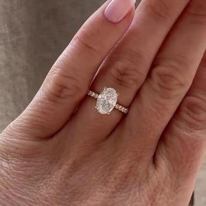 Bagues de fiançailles ovales personnalisées en or massif 14K 18K avec diamants de laboratoire pavés et pierres d'accentuation rondes, alliances de mariage, vente en gros - Product Image 5