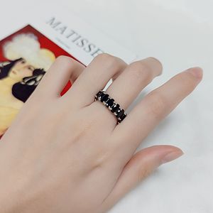 แหวนหมั้น AMBER JEWELS สำหรับทุกเพศ ทำจากทองคำแท้ 18K ชุบโรเดียมสีดำ ประดับด้วยพลอยออนิกซ์ ดีไซน์เรียบหรู ทรงช่องใส่พลอย ได้รับการรับรองจาก IGI เหมาะสำหรับสวมใส่ทุกวัน - Product Image 1