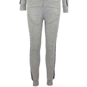 Conjunto de Sudadera con Capucha y Pantalones Deportivos de Forro Polar con Cierre Completo y Logotipo Personalizado para Mujer, Color Gris Claro, Azul Marino, Rojo, con Franja Lateral Deportiva - Product Image 4