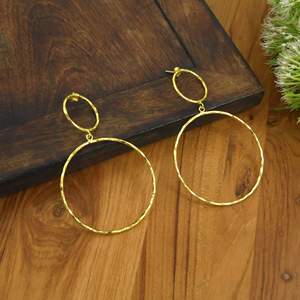 Boucles d'oreilles pendantes à double cercle plaquées or pour femmes |   Boucles d'oreilles pendantes géométriques minimalistes |   Bijoux OEM ODM - Product Image 4