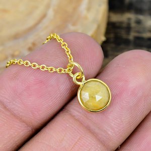 Collier avec pendentif en saphir jaune naturel de forme ronde, pierre précieuse, chaîne en or 18 carats micro-plaqué sur argent sterling 925 - Product Image 1