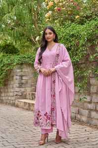 Conjunto Tradicional Indio-Pakistaní de Salwar Kameez Rosa para Fiesta con Bordado Floral, Corte Regular y Secado Rápido - Product Image 4