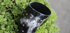 Corne à boire en corne de buffle naturelle avec clous métalliques, tasse artisanale de style viking médiéval, cadeau rustique pour festival - Product Image 6