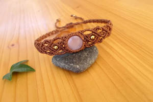 Pulsera de Macramé Marrón Hecha a Mano con Cuarzo Rosa, Joyería Curativa Ajustable Estilo Boho - Product Image 4