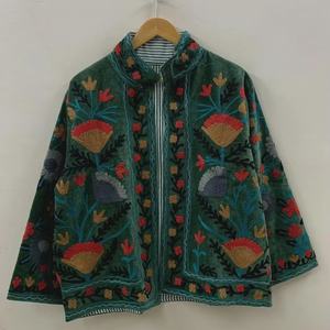 Veste d'hiver Suzani en velours vert faite à la main Manteau de festival court brodé de fleurs Remplissage en coton respirant Tricoté traité - Product Image 1