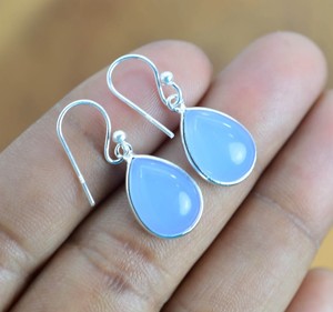 Boucles d'oreilles pendantes bohèmes vintage en argent sterling 925 pour femme, faites à la main, avec cabochon en calcédoine bleue naturelle en forme de poire, serti clos, motif Paix - Product Image 5