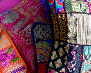 Housse de coussin en patchwork de coton pur, faite à la main par des artisans indiens, provenant du cœur de la décoration ethnique de Jaipur, Inde. - Product Image 4
