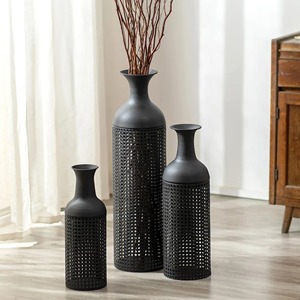 Ensemble de 3 vases décoratifs hauts en métal noir ajouré pour salon, pour l'arrangement de fleurs artificielles, provenant d'Inde - Product Image 6