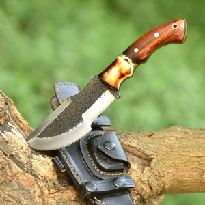 Couteau Tracker 1095 en acier, couteau de chasse et de camping à lame pleine, fait main, avec fourreau et manche en bois de rose - Product Image 1