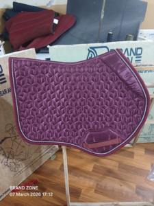 BRAND ZONE Tapis de selle matelassés personnalisés avec logo de marque, accessoires pour chevaux, tapis de selle, numnah, équipement équestre, équitation - Product Image 1