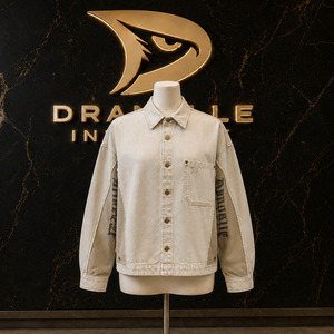 Veste en jean bleu délavé avec rivets en laiton et insignes cousus, coupe ample, style rétro années 90, unisexe, type shacket - Product Image 1
