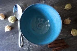 Bol à soupe en céramique émaillée turquoise vibrant, design incurvé profond, intérieur lisse, durable, sans danger pour les aliments, idéal pour des repas quotidiens élégants - Product Image 3