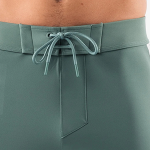 Shorts de bain pour homme en vert sauge et blanc, séchage rapide, avec cordon de serrage, pour la plage, le surf et les sports nautiques - Product Image 5