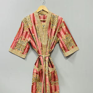 Veste Kimono Unisexe de Luxe Faite à la Main, Imprimée Florale, pour l'Été et l'Hiver, en Coton Indien Kantha Respirant, avec Logo Frontal pour Femme - Product Image 1