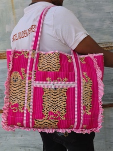 Sac fourre-tout matelassé en coton grande taille pour femme, collection Printemps-Été, avec fermeture éclair, imprimé à motifs et volants, idéal pour les voyages, couleur unie - Product Image 2