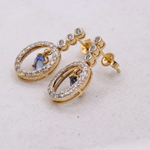 Boucles d'oreilles pendantes en or jaune massif 14 carats bicolore avec saphir bleu naturel ovale et halo de diamants flottants, Memoria Jewels - Product Image 4