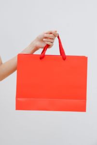 ถุงกระดาษเคลือบด้านแบบกำหนดเองพร้อมหูหิ้วริบบิ้นและพิมพ์ดิจิทัล - Product Image 5