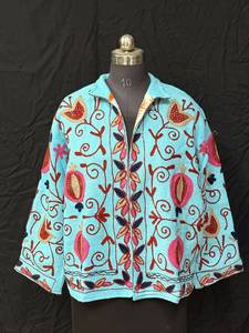 Vestes en coton matelassées brodées Suzani, respirantes, faites à la main, motif floral, pour les collections de mode bohème, vente en gros - Product Image 5