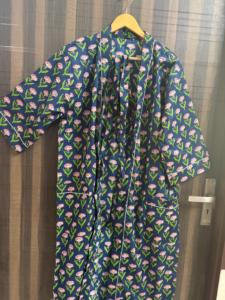 Bata Kimono de Algodón Azul Marino con Estampado Floral para Mujer, Hecha a Mano, con Cuello en V y Cierre con Cordón, Transpirable - Product Image 6