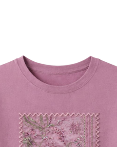 เสื้อยืดผู้หญิงสีชมพูปักลายดอกไม้แบบกำหนดเอง คอตตอน คอกลม แขนสั้น สไตล์ลำลองสำหรับฤดูร้อน รับผลิตตามแบบ พร้อมสกรีนโลโก้ OEM - Product Image 4