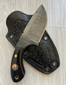 มีดแล่เนื้อ REAL DAMASCUS – ด้ามทำจากเขาสัตว์ – 150 ชั้น – มีดล่าสัตว์/EDC แบบฟูลแทงค์ – ปลอกหนัง - Product Image 1