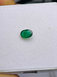 Esmeralda Natural de Zambia, Corte Ovalado, 1.46 Quilates, Grado AAA, Certificada por IGI, con un Brillo Excelente y un Bonito Color Verde para la Elaboración de Joyas - Product Image 3