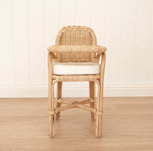 La silla para muñecas está hecha de ratán natural. - Product Image 2