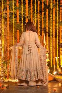 Traje de Gala Sharara con Dupatta de Seda Suave y Texturizada de 3/9 mm con Bordado Multicolor y Lentejuelas - Product Image 5