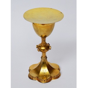 Ensemble de calice et de ciboire en métal avec motifs décoratifs traditionnels pour les environnements de culte religieux - Product Image 1