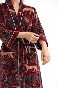 Kimono de terciopelo rojo de lujo hecho a mano para mujer, elegante estampado de selva, transpirable, ecológico, suave y afelpado, largo, para verano - Product Image 4