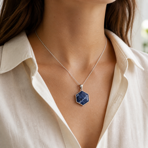 Collier pendentif hexagonal en sodalite - Argent sterling 925 avec cabochon bleu et chaîne en câble - Product Image 4