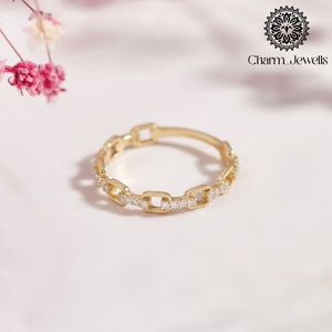 Anillo de compromiso de plata chapada en oro de 18 quilates con moissanita para mujer, corte clásico tipo cojín con engaste de garras - Product Image 1
