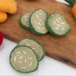 Rodaja de pepino de fieltro de lana de 6 cm, hecha a mano, juguete educativo de verdura de fieltro para niños, venta al por mayor a granel - Product Image 1