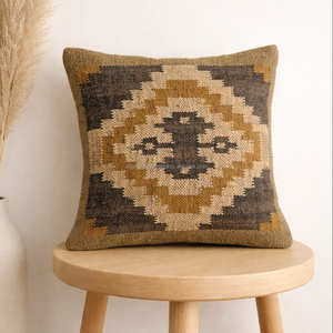 Housse de coussin décorative marocaine Kilim avec motif diamant tribal pour un décor bohème, éclectique et global - Product Image 5