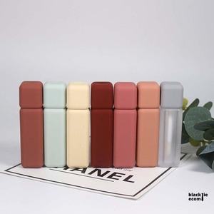 Tubo de brillo labial cuadrado mate de calidad premium con aplicador, envase vacío para lápiz labial, para uso en empaques cosméticos, disponible para la venta. - Product Image 1