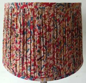 Pantallas de lámpara cilíndricas plisadas de diseño minimalista en tela ikat con un hermoso color rojo-azulado en casquillo E27 para lámpara de escritorio - Product Image 1