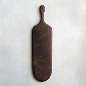 Tabla de cortar de madera de acacia con borde natural, hecha a mano, rústica, gruesa y pesada, para el hogar, hoteles y restaurantes. - Product Image 1