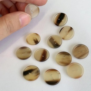 Botones de Cuerno de Búfalo de la Marca BELLADEC, Hechos a Mano, Ecológicos, de Color Natural y Forma Personalizada, para Ropa y Regalos Empresariales - Product Image 1