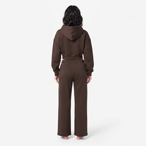 Conjunto de dos piezas de última moda para mujer: top corto con cremallera completa, manga larga, hombros caídos y sudadera con capucha, y pantalones jogger de pierna ancha, 100% algodón polar. - Product Image 4