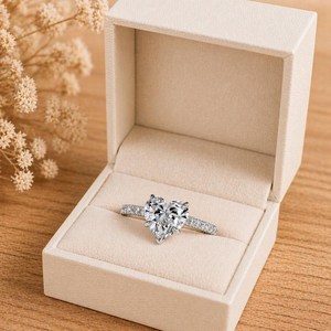 Bague romantique demi-éternité en or massif 10K 14K 18K avec diamant de laboratoire en forme de cœur serti à griffes, certifiée IGI, couleur DEF, clarté VS VVS - Product Image 1