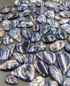 Vente en gros de cabochons en sodalite naturelle pour la fabrication de bijoux, fournisseur en vrac |   Pierres précieuses bleues de formes variées, directement de l'usine - Product Image 4