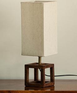 Lámpara de Mesa de Madera con Pantalla Rectangular de Tela Beige, Diseño Minimalista - Product Image 2